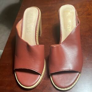 Pre-owned in EUC Asymmetrical Wine Colored Shoe by Mi,iM Sz 7.5